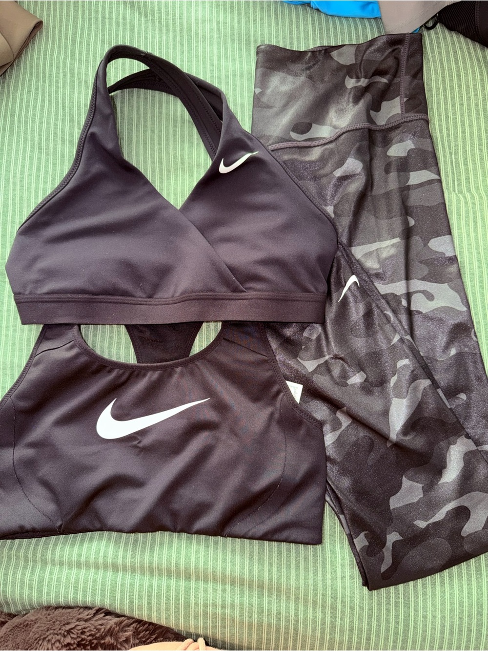 Nike Black Sports Bra and Charcoal Camo Leggings Medium